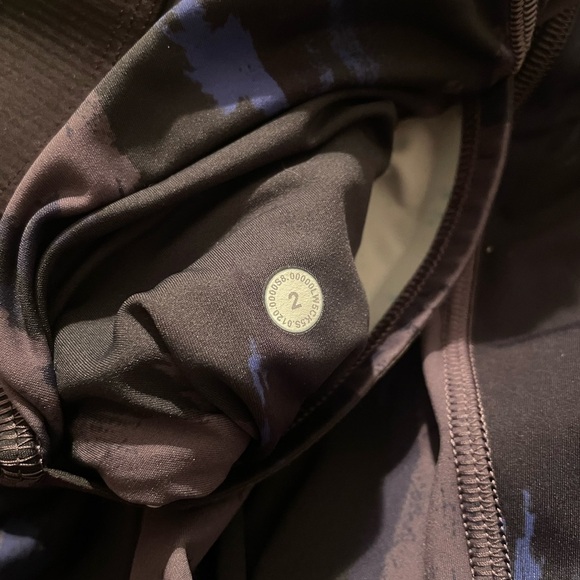 Lululemon Robert Gellar Take the Moment Tight Limited Edition Sz 2 EUC - Picture 5 of 5